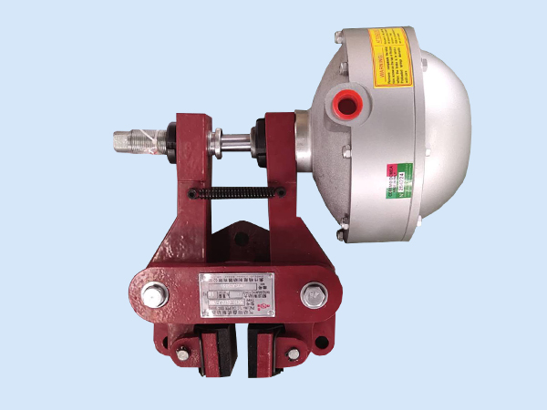 2、圖二為QDE常閉式鉗盤式制動器，比較常用在較大扭矩的剎車，如鋼材加工設(shè)備等；